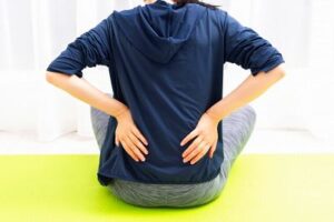 「椅子から立ち上がるときに腰が痛くなる方へ｜腰痛対策とストレッチ方法」