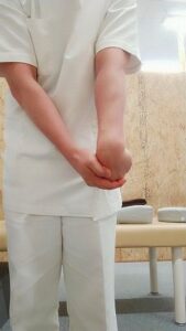 ２０秒で出来る人差し指から手の甲の痛み改善ストレッチ（示指伸筋を伸ばす）